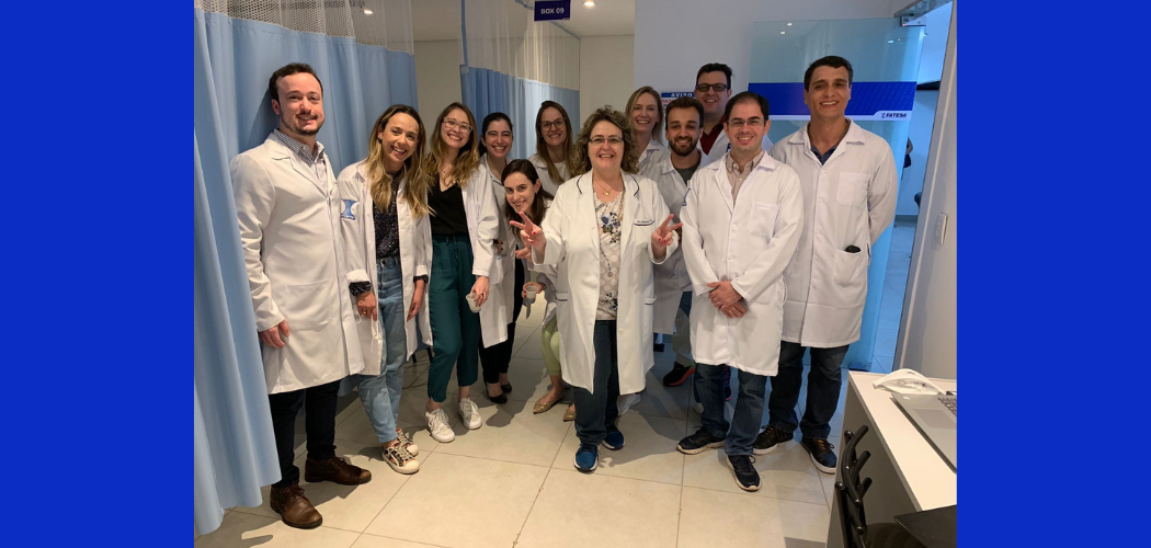 No centro, junto aos médicos alunos, a Profa.Dra.Simone Helena Caixe, que ministra aulas práticas do curso de Eco
